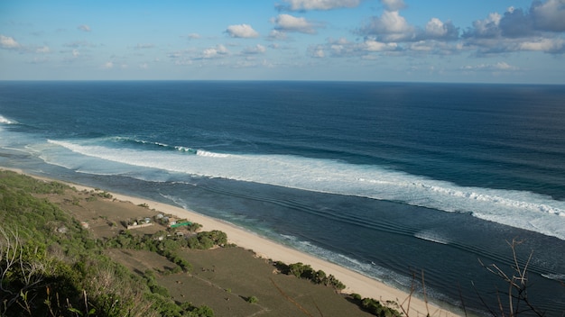 Paisaje increíble. Vista al mar desde el acantilado. Bali. Indonesia.