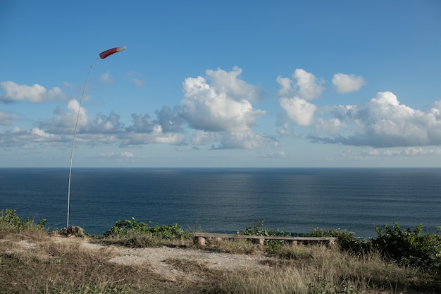 Paisaje increíble. Vista al mar desde el acantilado. Bali. Indonesia.