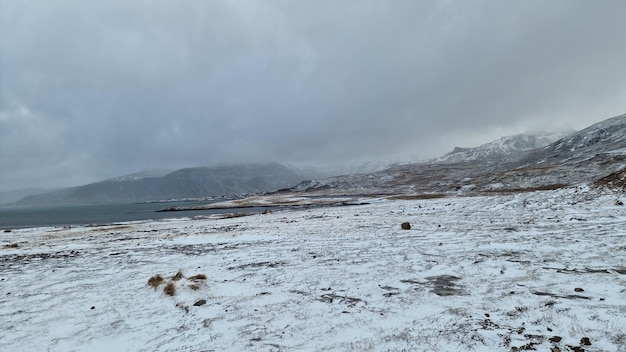 Foto gratuita paisaje invernal de la región islandesa