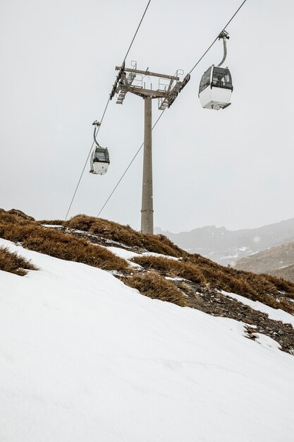 Paisaje invernal con teleféricos.