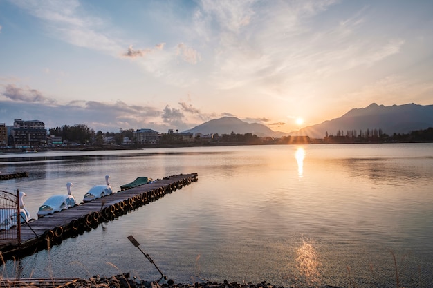 Paisaje de lago y montañas de Japón