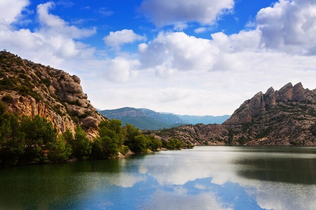 Paisaje con el lago de las montañas