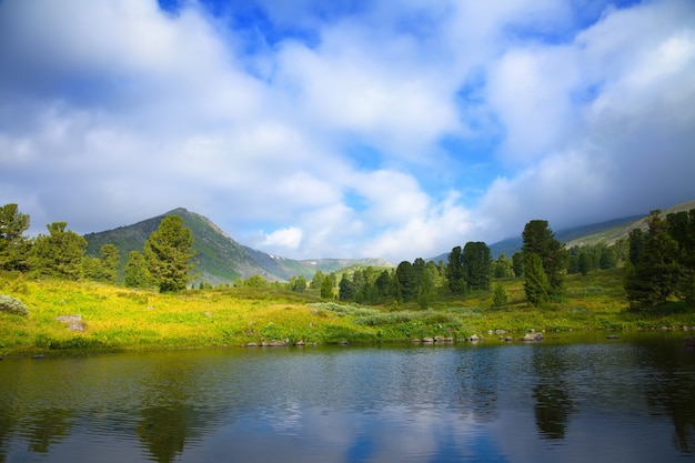 paisaje con el lago de las montañas