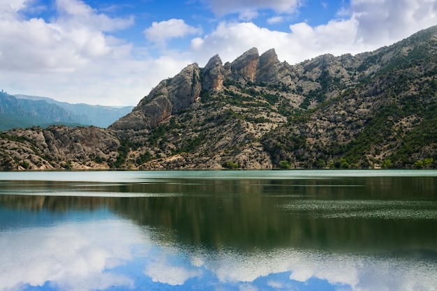 paisaje con el lago de las montañas