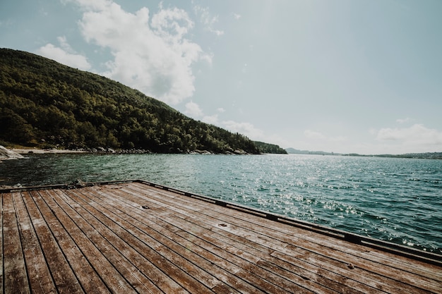 Paisaje de un lago con un muelle