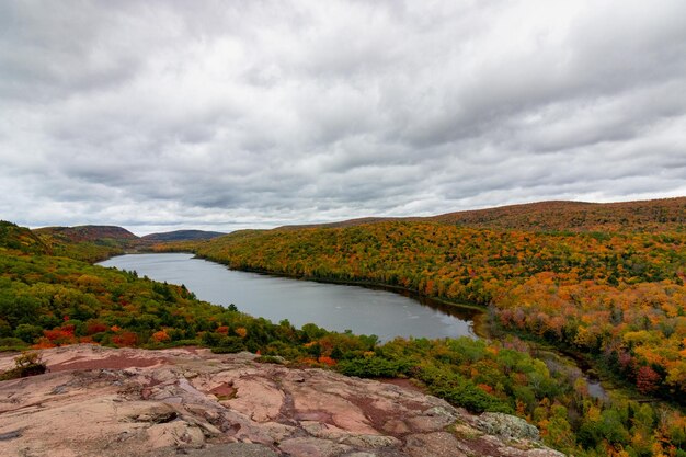 Paisaje del Lago de las Nubes rodeado por un bosque en otoño en Michigan