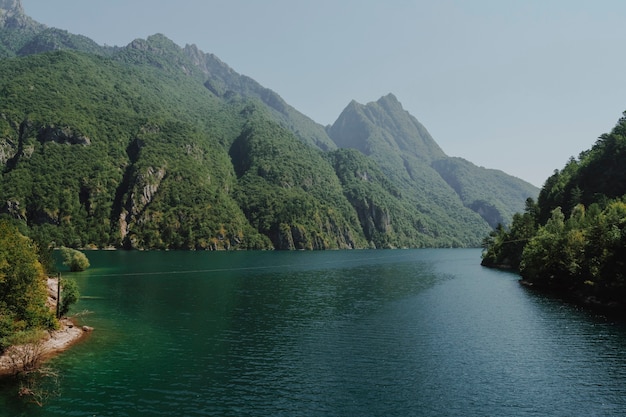 Paisaje de un lago rodeado por montañas