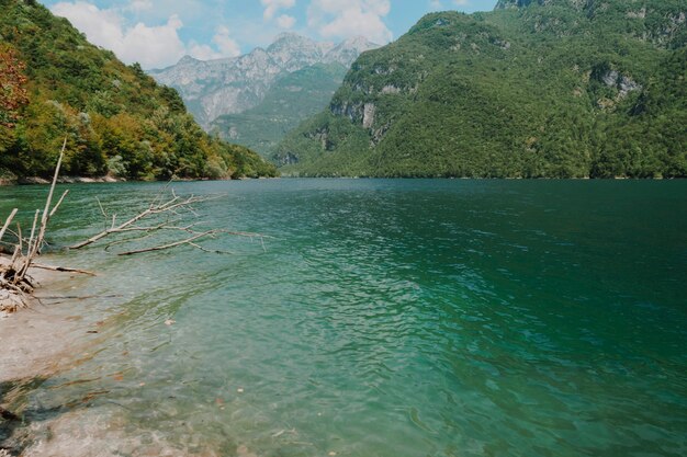 Paisaje de un lago rodeado por montañas