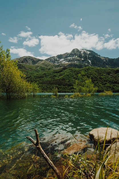 Paisaje de un lago rodeado por montañas