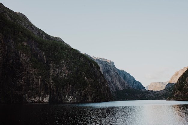 Paisaje de un lago rodeado de montañas