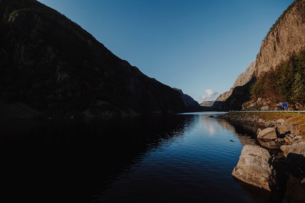 Foto gratuita paisaje de un lago rodeado de montañas