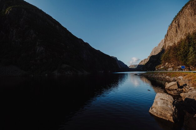 Paisaje de un lago rodeado de montañas