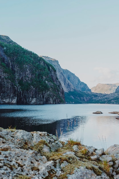 Paisaje de un lago rodeado de montañas