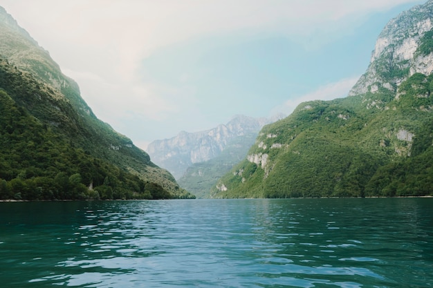 Paisaje de un lago rodeado de montañas