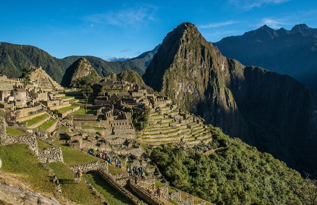Paisaje de Machu Picchu bajo la luz del sol y un cielo azul en Perú
