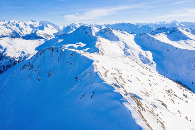 Paisaje de mañana soleada de la cordillera durante el invierno