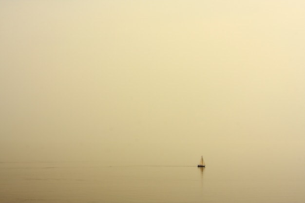 Foto gratuita paisaje de mar con un barco