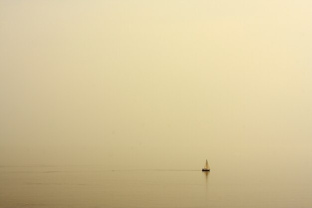 Paisaje de mar con un barco