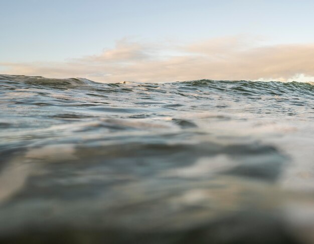 Paisaje de mar con pequeñas olas.