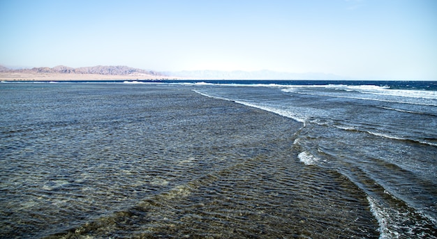 Paisaje marino cerca de las montañas en un día soleado. Concepto de vida silvestre y turismo.