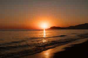 Foto gratuita paisaje marino con cielo despejado y olas al atardecer