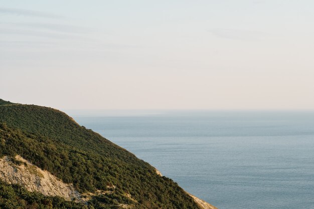 Paisaje marino desde las estribaciones de las montañas hasta el Mar Negro, hora del atardecer, hora de verano