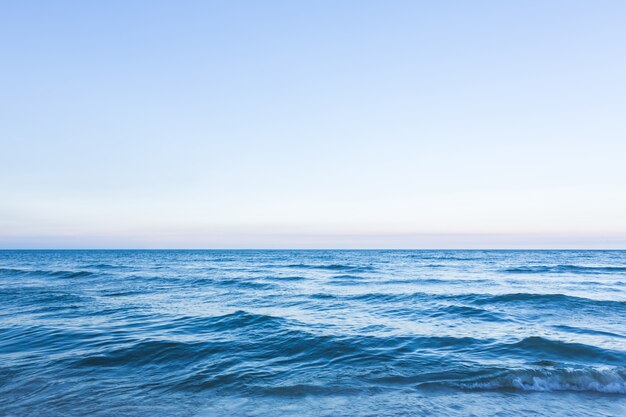 Paisaje marino fantástico con olas pequeñas