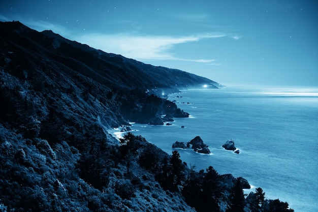 Paisaje marino a la luz de la luna en Big Sur en California.