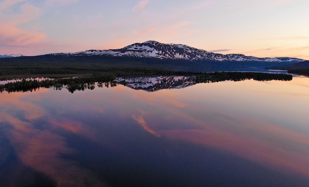 Foto gratuita paisaje marino y una montaña