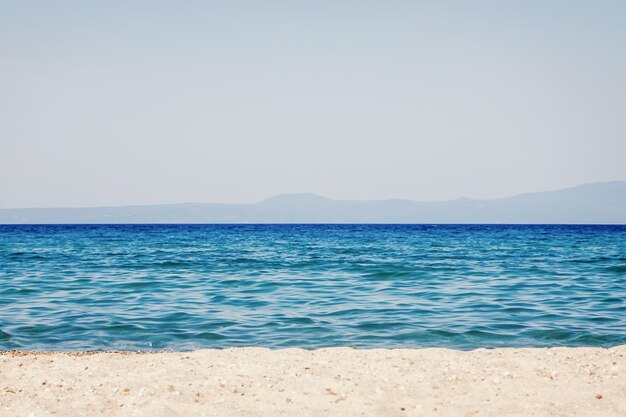 Paisaje marino tropical. Cielo y mar Playa de arena.