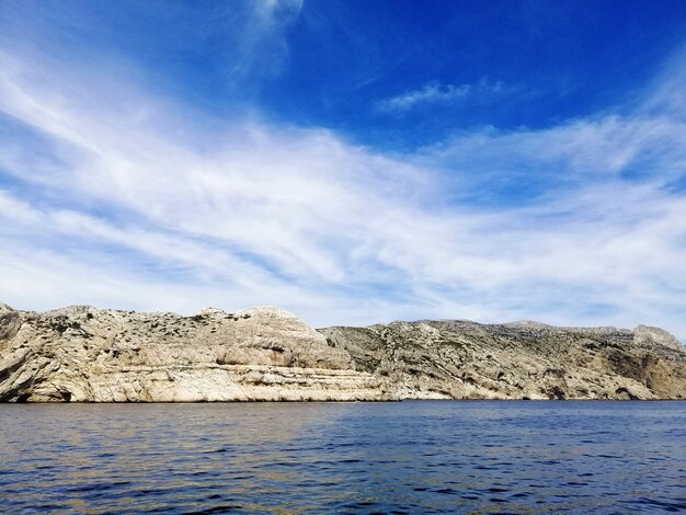 Paisaje del Massif des Calanques rodeado por el mar bajo la luz del sol en Marsella