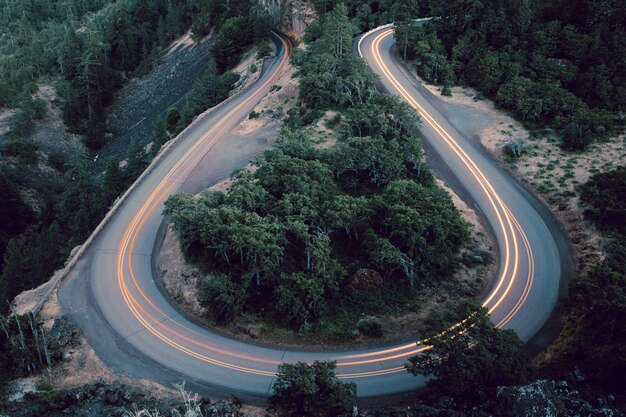 Paisaje del mirador de Rowena Crest con automóviles circulando en él con larga exposición en Oregón