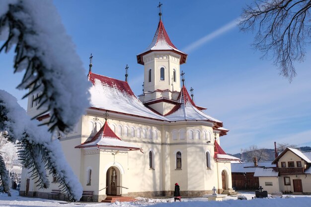 Paisaje de un monasterio blanco rumano transilvaniano religioso construido en un estilo rústico