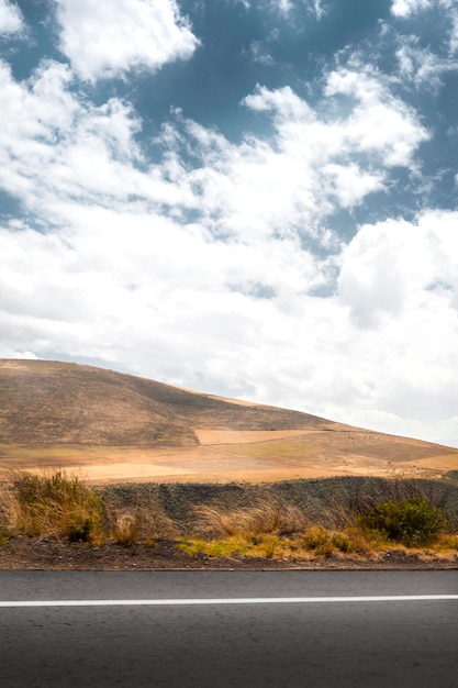 Paisaje con montaña y carretera.