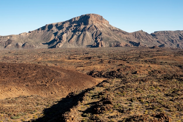 Foto gratuita paisaje de montaña con cielo despejado