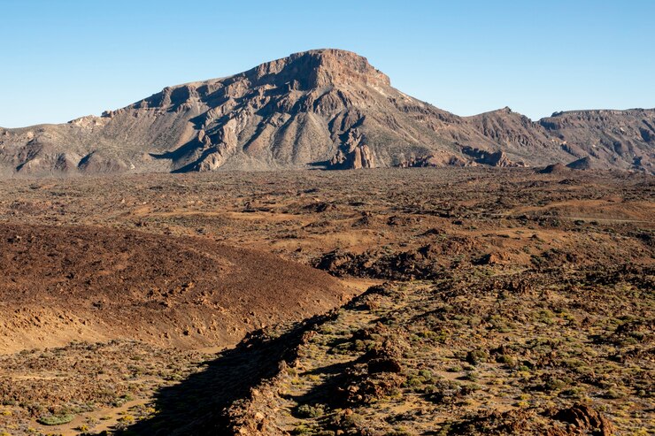 Foto gratuito paisaje de montaña con cielo despejado