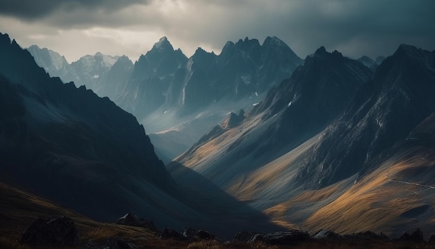 Foto gratuita un paisaje de montaña con un cielo oscuro y nubes.