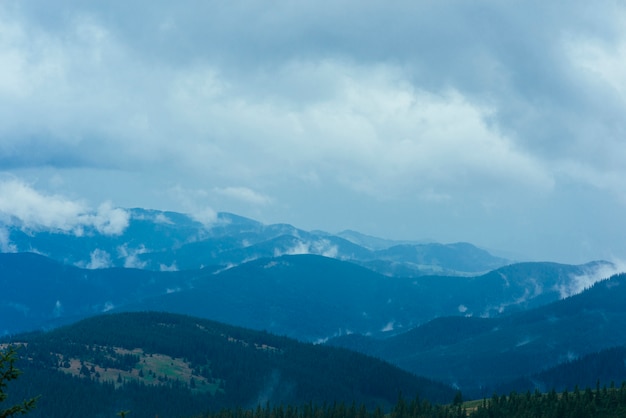 Paisaje de montaña contra el cielo con nubes.