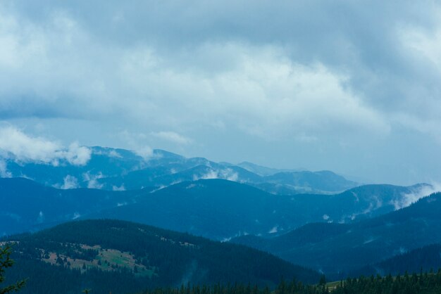 Paisaje de montaña contra el cielo con nubes.