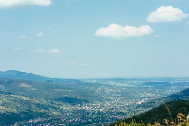 Paisaje de montaña de fondo contra el cielo azul