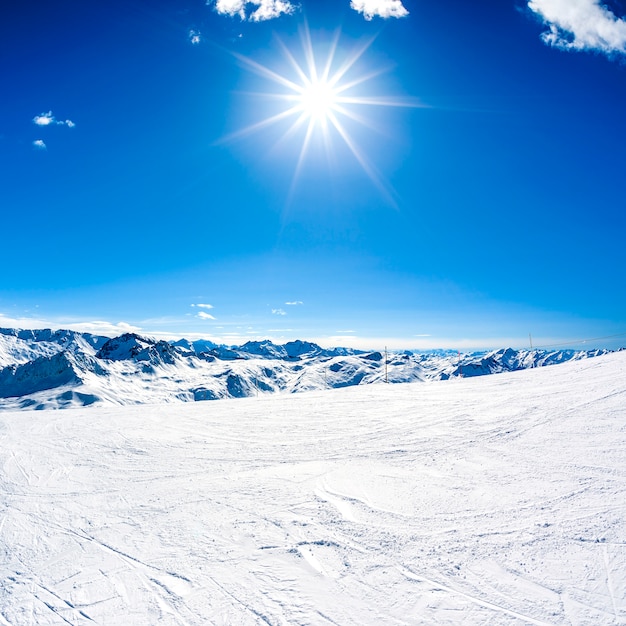 Paisaje de montaña de invierno con sol