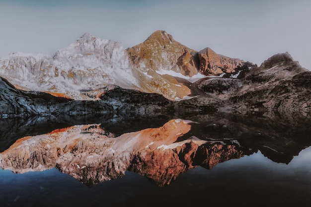 Paisaje de montaña con reflejo