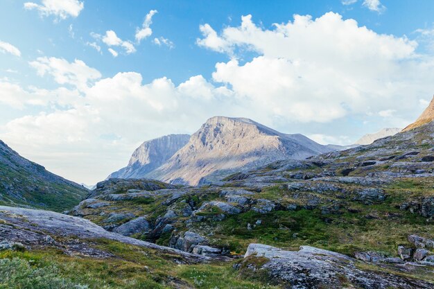 Paisaje de montaña rocosa contra el cielo azul