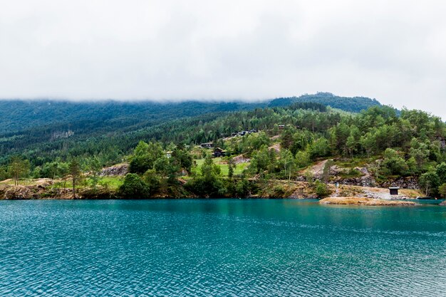 Paisaje de montaña verde con lago idílico azul