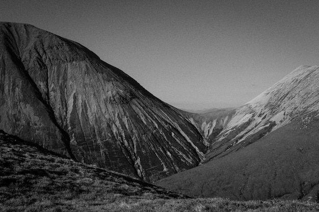 Paisaje de montañas en blanco y negro.