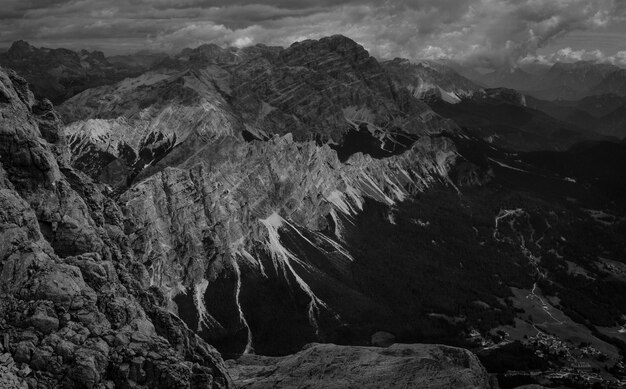 Paisaje de montañas en blanco y negro.