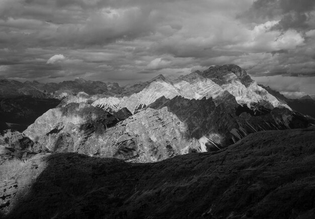 Paisaje de montañas en blanco y negro.