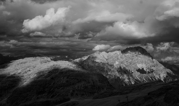 Paisaje de montañas en blanco y negro.