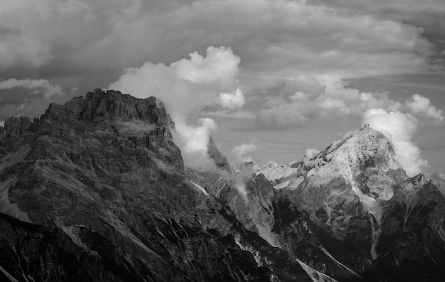 Paisaje de montañas en blanco y negro.