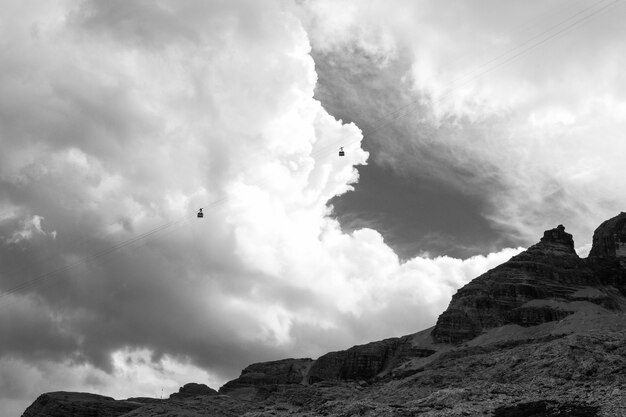 Paisaje de montañas en blanco y negro.